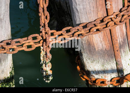 Rostigem Eisenketten bilden Muster von der Vaporetto Haltestelle Landung auf der Insel Burano in der venezianischen Lagune. Stockfoto