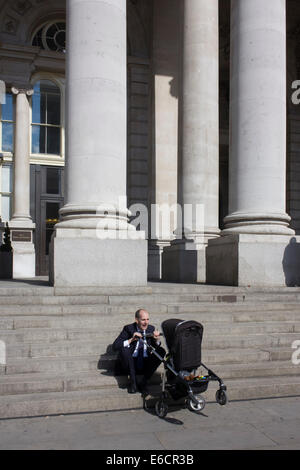 Ein Geschäftsmann Childminds in der City of London. Stockfoto