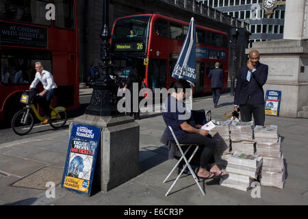 Evening Standard Zeitung stehen am Cornhill in der City of London. Stockfoto