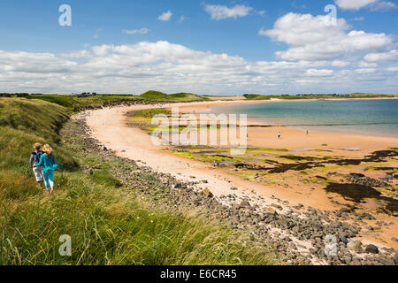 Dunstanburgh Strand in Northumberland, UK, mit Blick auf niedrige Newton Stockfoto