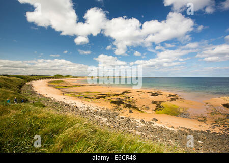 Dunstanburgh Strand in Northumberland, UK, mit Blick auf niedrige Newton Stockfoto