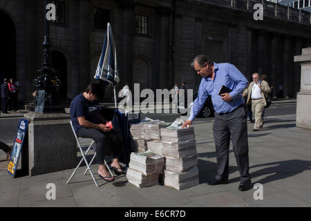 Evening Standard Zeitung stehen am Cornhill in der City of London. Stockfoto