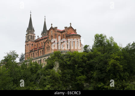 Basilika von Santa Maria la Real von Covadonga, eine berühmte Kirche in den Picos de Europa, Asturien, Spanien. Stockfoto