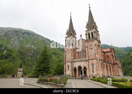 COVADONGA, Spanien - 16. Juli 2014: die Basilika von Santa Maria la Real von Covadonga, eine berühmte Kirche in den Picos de Europa in Asturien Stockfoto