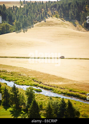 Ein Lieferwagen fährt durch die ländlichen Felder in Palouse Scenic Byway, Washington, Vereinigte Staaten von Amerika. Stockfoto