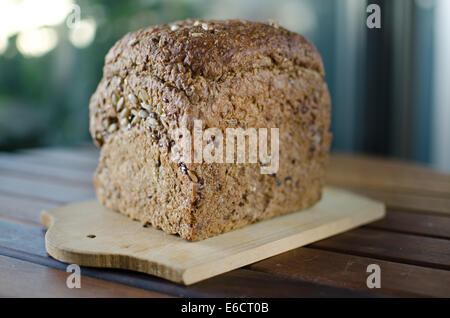 Stücke von hausgemachten Vollkorn Brot über Holztisch Stockfoto