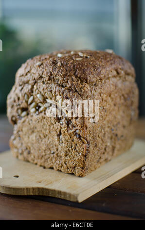 Stücke von hausgemachten Vollkorn Brot über Holztisch Stockfoto