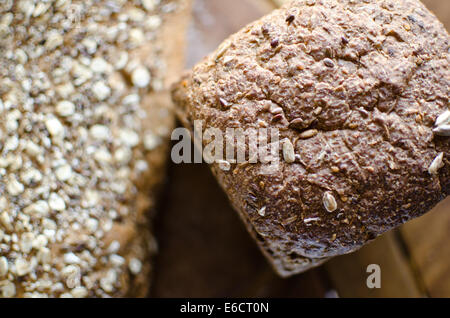 Stücke von hausgemachten Vollkorn Brot über Holztisch Stockfoto