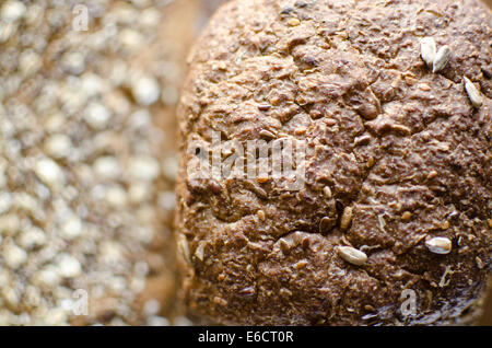 Stücke von hausgemachten Vollkorn Brot über Holztisch Stockfoto