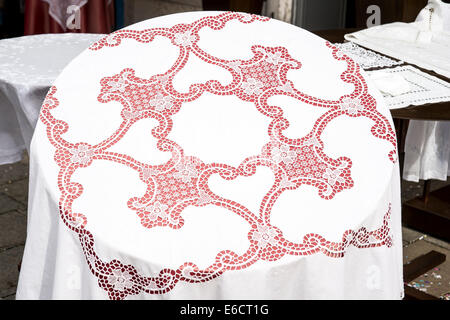 Weiße Tischdecke mit aufwendigen Spitzen Muster auf der Insel Burano in der venezianischen Lagune. Stockfoto