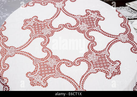 Weiße Tischdecke mit aufwendigen Spitzen Muster auf der Insel Burano in der venezianischen Lagune. Stockfoto