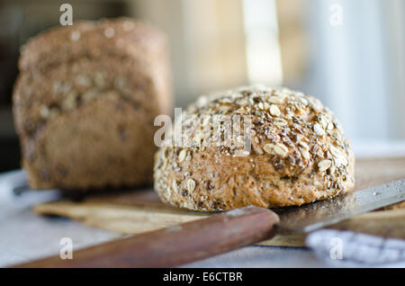 Stücke von hausgemachten Vollkorn Brot über Holztisch Stockfoto