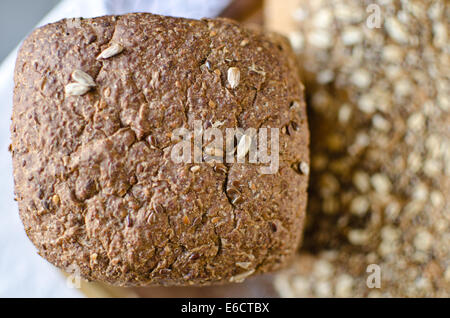 Stücke von hausgemachten Vollkorn Brot über Holztisch Stockfoto