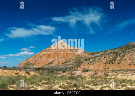 Landschaft auf Spitzen Berge und blauer Himmel in Arguedas, Navarra, Spanien im April 2014. Stockfoto