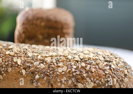 Stücke von hausgemachten Vollkorn Brot über Holztisch Stockfoto