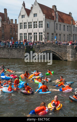 Brügge-Studenten am College St. Leo feiern am Ende der Laufzeit mit einem Sprung in den Kanal Stockfoto