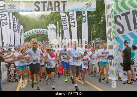 Asheville, North Carolina, USA - 26. Juli 2014: Farbe Läufer in farbenfrohe Outfits aus begeistert Als das Rennen beginnt Stockfoto