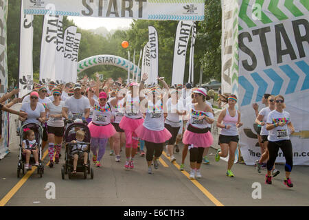 Asheville, North Carolina, USA - 26. Juli 2014: Colour run Läufer in verrückten Outfits aus Begeisterung nehmen, wie das Rennen beginnt Stockfoto