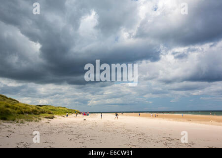Graue Wolken über Bamburgh Strand, Northumberland, UK. Stockfoto