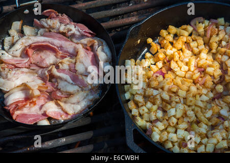Idaho Springs, Colorado - Frühstück auf dem Grill auf einem Campingplatz am Mt. Evans. Stockfoto