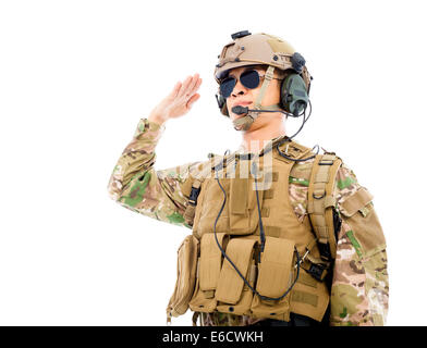Soldat in militärischen Uniform salutieren auf weißem Hintergrund Stockfoto
