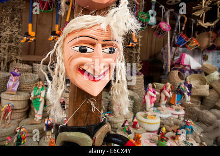 Bisschen ein bad Hair Day für eine Maske, die in der beliebten alte Tanz auf einem Markt in Patzcuaro, Michoacan, Mexiko verwendet wird. Stockfoto