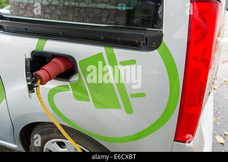 Ein Elektroauto aufgeladen Cruachan Hydro Elelctric im Kraftwerk an Schottlands Westküste. Stockfoto