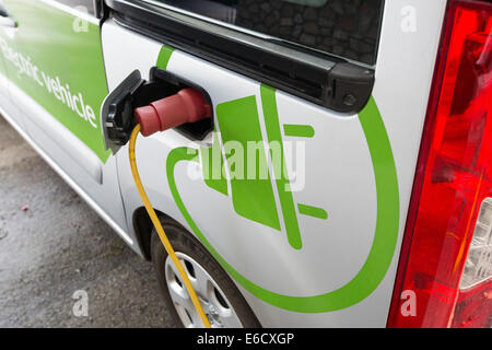 Ein Elektroauto aufgeladen Cruachan Hydro Elelctric im Kraftwerk an Schottlands Westküste. Stockfoto