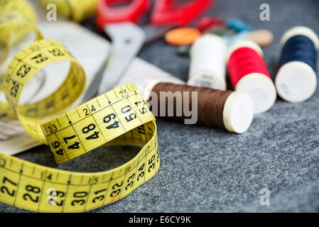 Werkzeuge für das Nähen: Faden, Knöpfe, Knöpfe, Schere, Klebeband Stockfoto