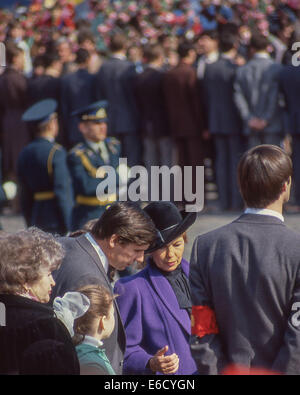 Moskau, Russland. 1. Mai 1987. RAISA GORBACHEV, steht Frau des sowjetischen Führers, Mikhail Gorbachev, vor einem der VIP überprüfen. Auf dem Roten Platz während der Maifeiertag Parade, im Gespräch mit einem von ihren Bodyguards. © Arnold Drapkin/ZUMA Draht/Alamy Live-Nachrichten Stockfoto