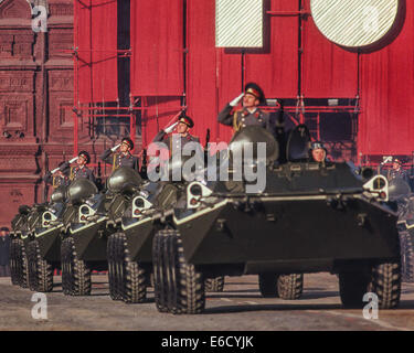 Moskau, Russland. 7. November 1987. Die große Parade auf dem Roten Platz zum 70. Jubiläum der bolschewistischen Revolution von 1917 gab westlichen Militär legt ein erste Blick auf einen gepanzerten Mannschaftswagen für einer Infanterie-Einheit, der BTR-80 durchführen. © Arnold Drapkin/ZUMA Draht/Alamy Live-Nachrichten Stockfoto