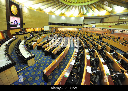 Bangkok. 21. August 2014. Bild aufgenommen am 21. August 2014 zeigt eine Szene von Thailands National Legislative Assembly (NLA) Wahlrecht für Premierminister im Parliament House in Bangkok, Thailand. NLA, oder der nach dem Putsch interim Gesetzgeber am Donnerstag ausgewählt Junta Chef Prayuth Chan-Ocha als Interims-Ministerpräsident der 29. PM des Landes. Bildnachweis: Rachen Sageamsak/Xinhua/Alamy Live-Nachrichten Stockfoto