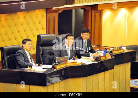 Bangkok, Thailand. 21. August 2014. Pornpetch Wichitcholchai (C), Präsident von Thailands National Legislative Assembly (NLA), besucht das Treffen für Premierminister im Parliament House in Bangkok, Thailand, 21. August 2014 stimmen. NLA, oder der nach dem Putsch interim Gesetzgeber am Donnerstag ausgewählt Junta Chef Prayuth Chan-Ocha als Interims-Ministerpräsident der 29. PM des Landes. Bildnachweis: Rachen Sageamsak/Xinhua/Alamy Live-Nachrichten Stockfoto