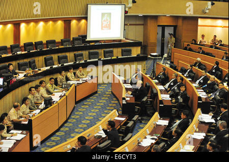 Bangkok. 21. August 2014. Bild aufgenommen am 21. August 2014 zeigt eine Szene von Thailands National Legislative Assembly (NLA) Wahlrecht für Premierminister im Parliament House in Bangkok, Thailand. NLA, oder der nach dem Putsch interim Gesetzgeber am Donnerstag ausgewählt Junta Chef Prayuth Chan-Ocha als Interims-Ministerpräsident der 29. PM des Landes. Bildnachweis: Rachen Sageamsak/Xinhua/Alamy Live-Nachrichten Stockfoto