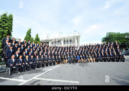 Bangkok, Thailand. 21. August 2014. Mitglieder der nationalen Legislative Assembly (NLA) posieren für Gruppenfotos im Parliament House in Bangkok, Thailand, 21. August 2014. Bildnachweis: Rachen Sageamsak/Xinhua/Alamy Live-Nachrichten Stockfoto