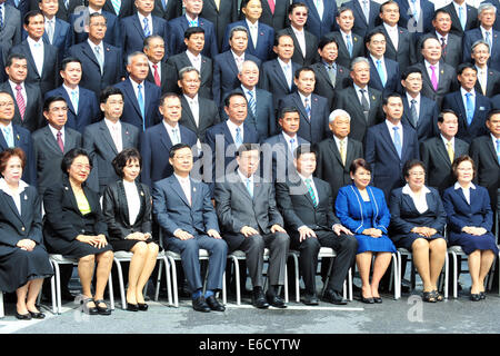 Bangkok, Thailand. 21. August 2014. Pornpetch Wichitcholchai (5. L vorne), neuer Präsident der Thailands National Legislative Assembly (NLA) und Mitglieder der NLA posieren für Gruppenfotos im Parliament House in Bangkok, Thailand, 21. August 2014. Bildnachweis: Rachen Sageamsak/Xinhua/Alamy Live-Nachrichten Stockfoto