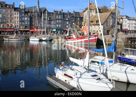 Segelboote & Angeln bietet vor der Reihenhäuser und Zollhaus von Honfleur alten Stadthafen, Normandie, Frankreich. Stockfoto