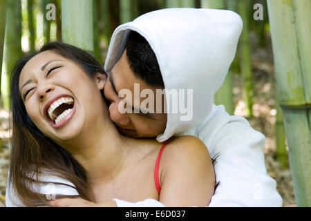Junge asiatische paar, umarmen Stockfoto