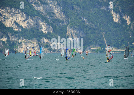 Windsurfer am Gardasee in der Nähe von Torbole, Lago di Garda, Torbole, Nago, Italien, Europa, Windsurfen, Wassersport, Alpen Stockfoto