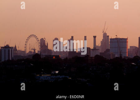 London, UK. 21. August 2014. Wetter: Skyline von London in ein rosa Licht gebadet, als die Sonne, Credit aufgeht: Amer Ghazzal/Alamy Live-Nachrichten Stockfoto