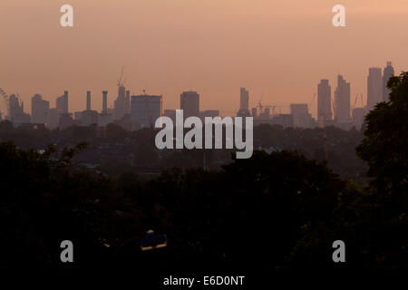 London, UK. 21. August 2014. Wetter: Skyline von London in ein rosa Licht gebadet, als die Sonne, Credit aufgeht: Amer Ghazzal/Alamy Live-Nachrichten Stockfoto