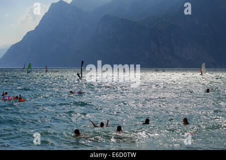 Windsurfer am Gardasee in der Nähe von Torbole, Lago di Garda, Torbole, Nago, Italien, Europa, Windsurfen, Wassersport, Alpen Stockfoto