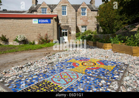 Die Grundschule auf der Isle of Iona Mull, Schottland, Vereinigtes Königreich, mit einem Mosiac cross zeigt das berühmte Kreuz von Iona. Stockfoto