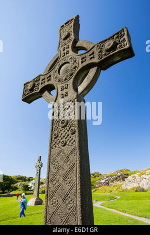 St john's Cross auf dem Gelände des Iona Abbey, Iona, aus Mull, Schottland, UK, mit St Oran Kreuz im Hintergrund Stockfoto