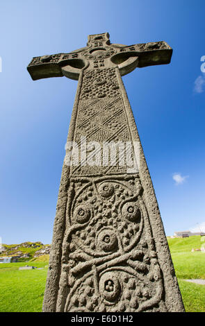 St john's Cross auf dem Gelände des Iona Abbey, Iona, aus Mull, Schottland, UK, mit St Oran Kreuz im Hintergrund Stockfoto