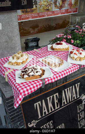 Beispiele der belgischen Waffeltänder, die vor einem Waffelladen in Brügge, Belgien, ausgestellt werden. Stockfoto