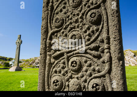 St john's Cross auf dem Gelände des Iona Abbey, Iona, aus Mull, Schottland, UK, mit St Oran Kreuz im Hintergrund Stockfoto