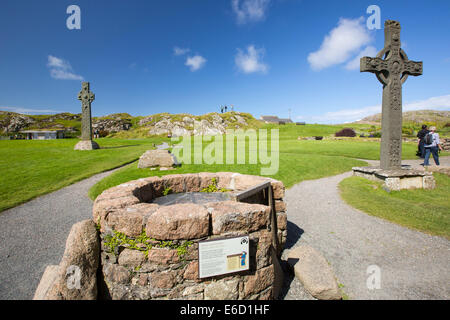 St. Columba gut mit Johanniskraut Cross und St Oran Kreuz auf dem Gelände des Iona Abbey, Iona, aus Mull, Schottland, Vereinigtes Königreich Stockfoto