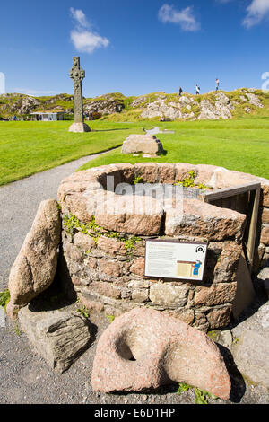 St. Columba gut mit St Oran Kreuz auf dem Gelände des Iona Abbey, Iona, aus Mull, Schottland, Vereinigtes Königreich, Stockfoto