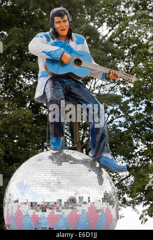 Elvis Presley-Statue auf einem silbernen Globus Messegelände fahren Stockfoto